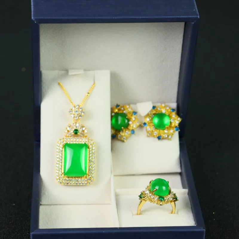 

Изысканный, модный и элегантный универсальный костюм, подходящий для повседневного ношения и аксессуаров.