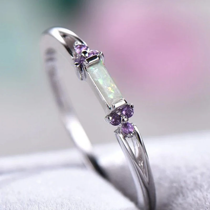Huitan Exquisite Damenringe mit rechteckigem, imitiertem Opal, lila Zirkonia, bezaubernde Damenringe, trendiger Hochzeitsschmuck