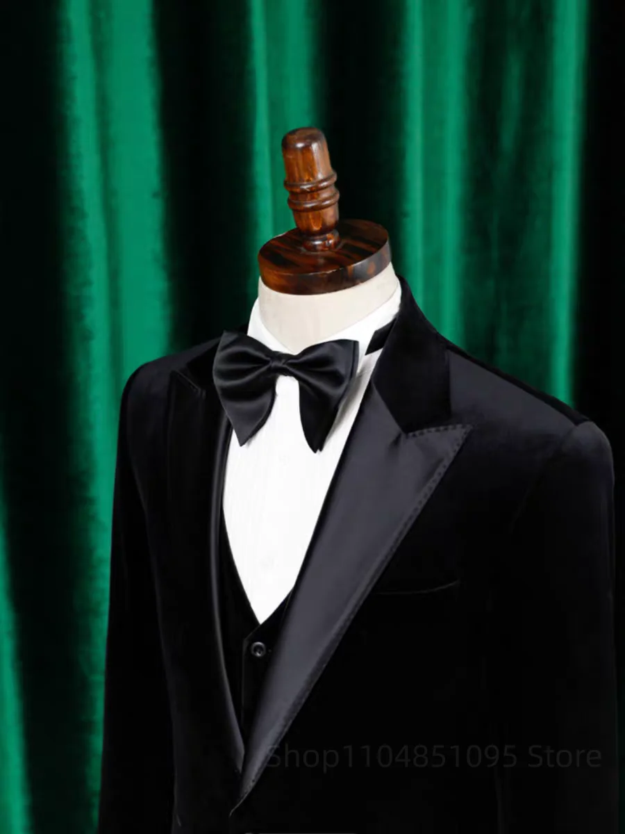 Men's Black Velvet Suit Tuxedos Single Breasted Peak Lapel Jacket Vest Pants Wedding Prom Banquet Busienss Groom Tuxedos
