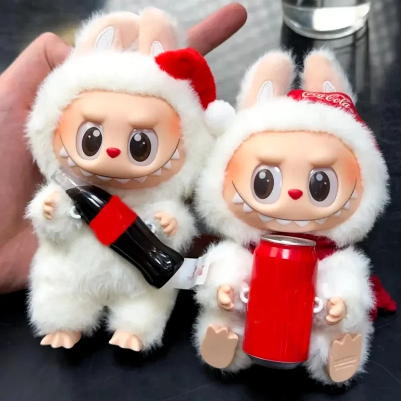 

2025 в наличии, популярная аниме-фигурка Labubu Coke, серия, подвеска из ПВХ, кукла, модель монстра, реплика, брелок, детские игрушки, подарки на день рождения