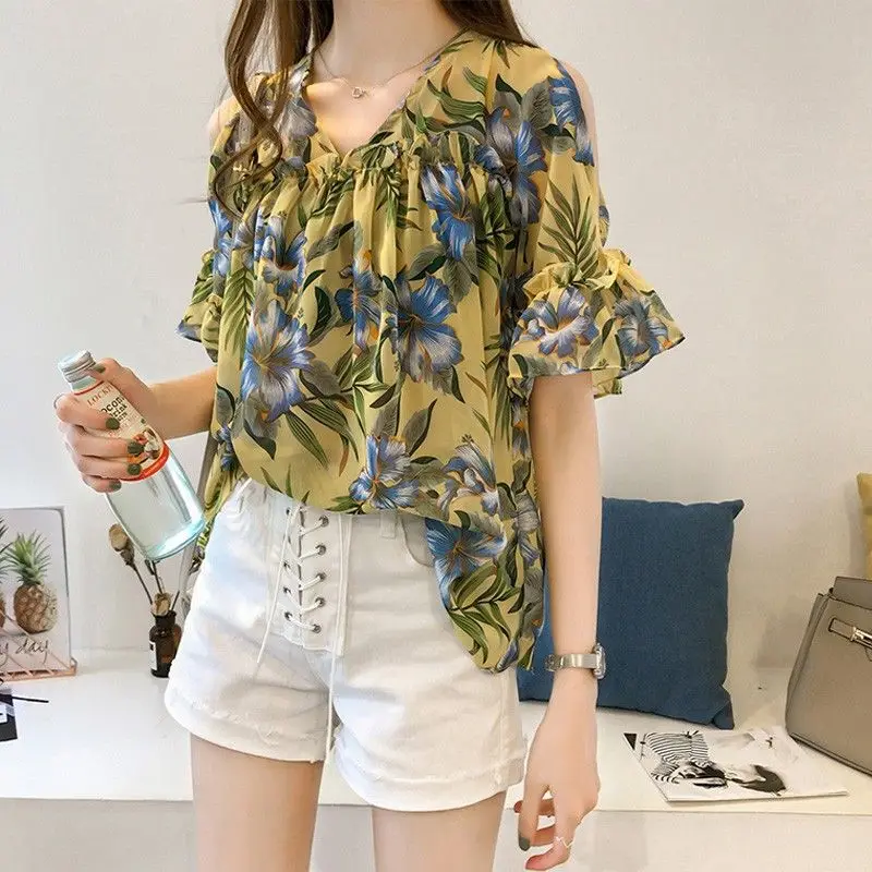 Frauen sexy schulter frei gekräuselte Schnürung Bluse mit Blumen druck Sommer lässig V-Ausschnitt Kurzarmhemd trend ige schicke lose Top weiblich