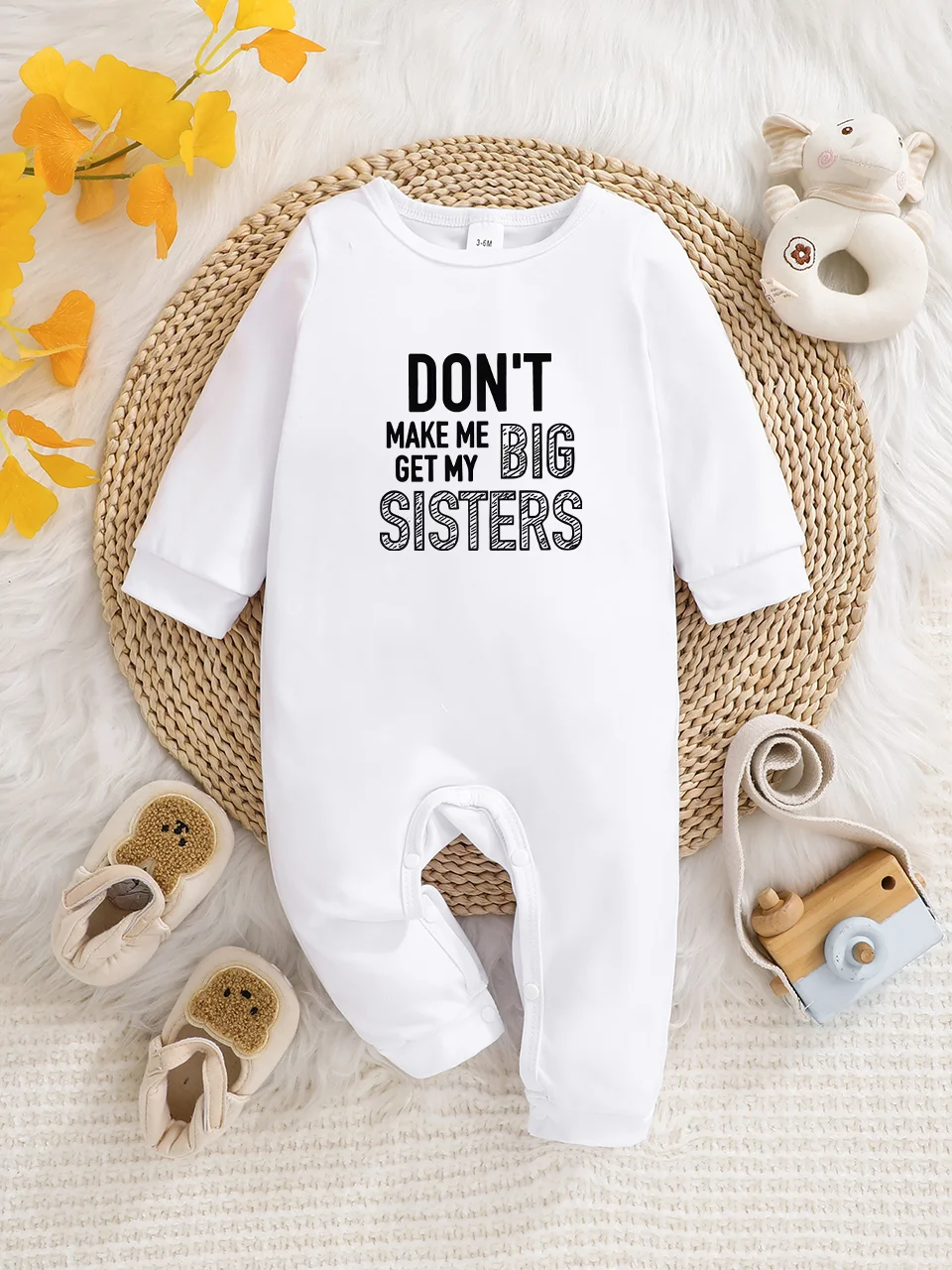 

A baby long-sleeved onesie with interesting letter prints. It features a buttoned design for easy putting on and taking off, and