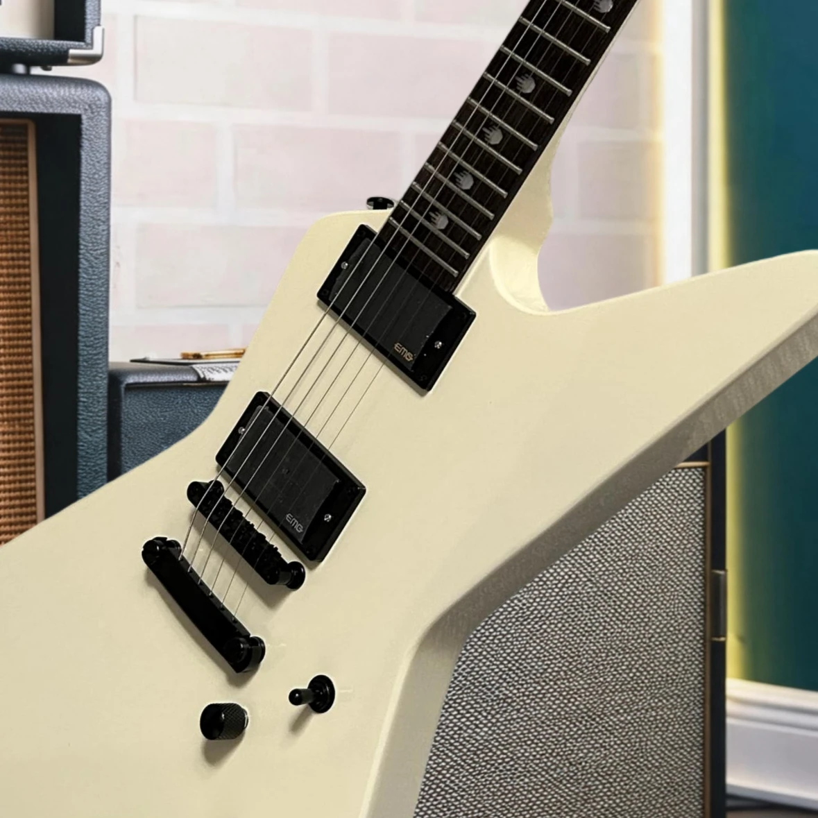 Off White Explorer V Shape Electric Guitar Rosewood Fingerboard HH Pickups 3-Knob Fixed Bridge High Distortion Stage Guitar