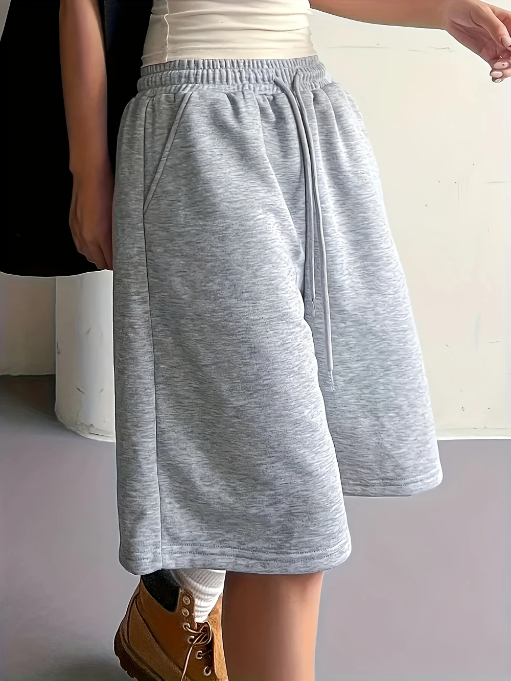 Streetstyle Retro-Shorts mit elastischem Bund, graue, gerade geschnittene, knielange Shorts, lockerer Schnitt, sommerliche Freizeitkleidung – Detail 4