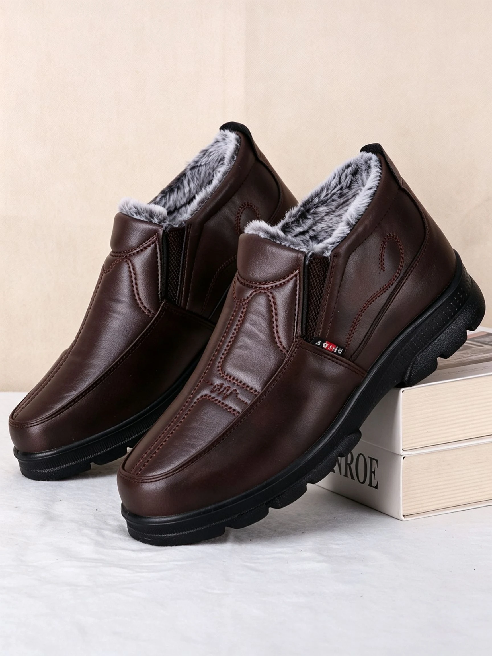 Herren-Winterstiefeletten zum Hineinschlüpfen, warme Schuhe mit Kunstleder- und Fleece-Futter, rutschfeste, dicke Sohle, lässige Outdoor-Stiefeletten, die vor Kälte schützen. – Detail 3