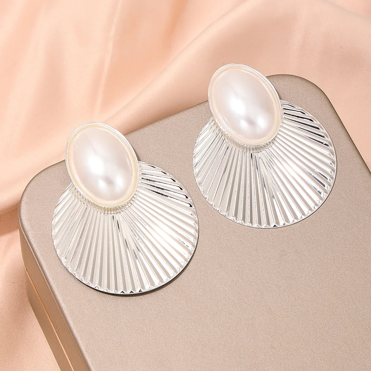 Vintage Stud Earrings For Women Imitation Pearl Personalized Geometric Ear Accessories Party Gift Holiday Fashion Jewelry E461