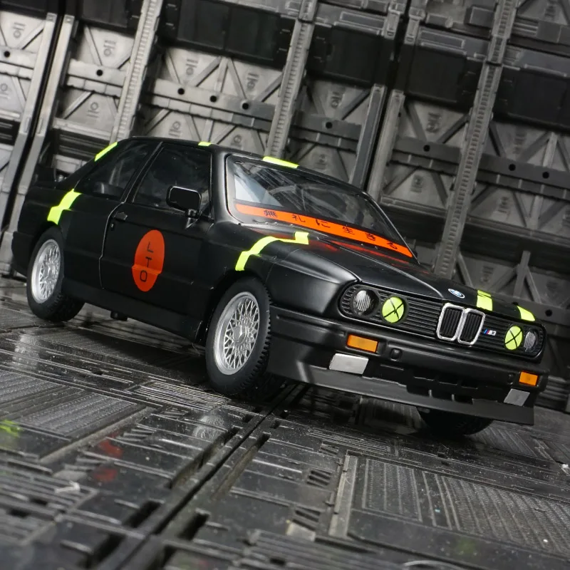 1:24 BMW M3 E30 1988 Graffiti modelo de coche de aleación modificado, puertas y cubierta de motor, maletero puede abrir juguetes para niños