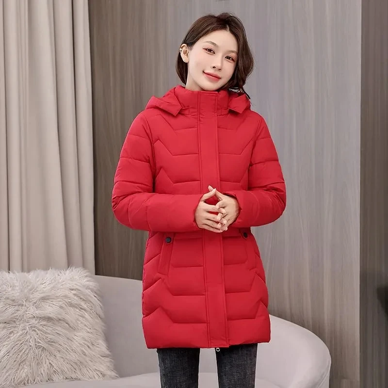 เสื้อโค้ทผู้หญิงฤดูหนาวทรงโอเวอร์ไซส์ อุ่นหนา ผ้าฝ้าย รุ่นใหม่ปี 2025 เสื้อพาร์กาตัวยาวสไตล์เกาหลี ทรงหลวม มีฮู้ด บุผ้าฝ้าย เสื้อแจ็คเก็ตสำหรับใส่ด้านนอก