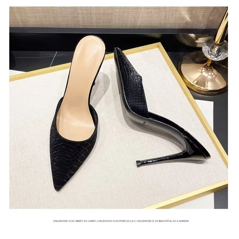 

Новый дизайн с крокодиловым принтом, нишевые туфли на низком каблуке с заостренным носком, придающие женственность, тонкие каблуки с закрытым носком, мюли.