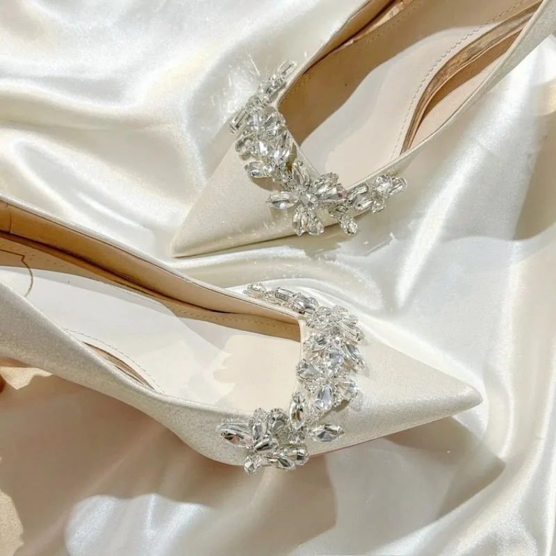 

Женские туфли на тонком каблуке, осенняя новинка, с острым носком, неглубоким вырезом, со стразами и цветами, без застежек, модные туфли на высоком каблуке