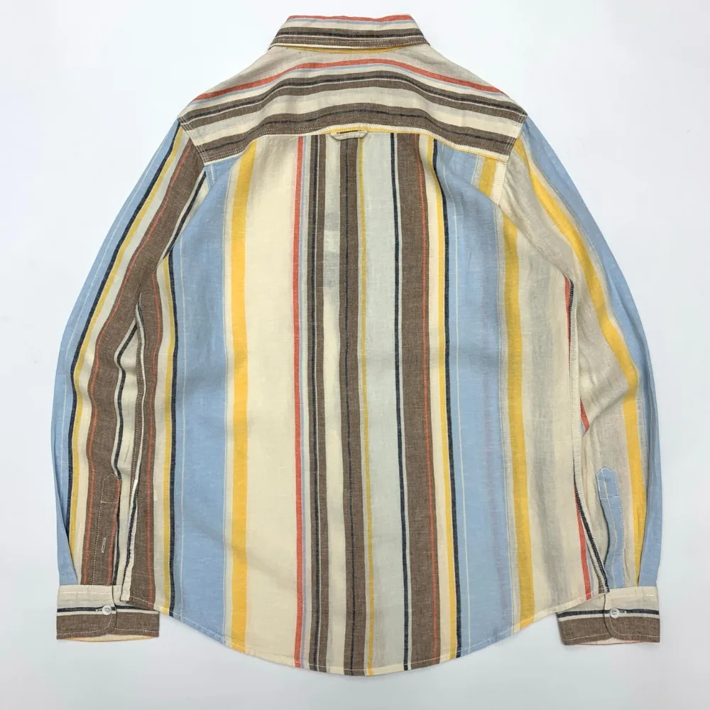 Uma camisa masculina solta e casual japonesa retrô de manga comprida com algodão e linho listrado colorido