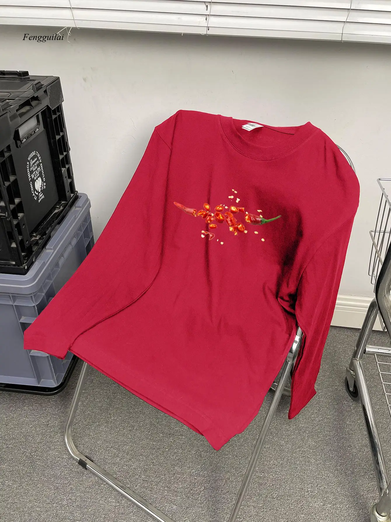 

Повседневная футболка с круглым вырезом и длинными рукавами — яркая графика с красным перцем чили, стандартный крой, осенне-зимний модный топ