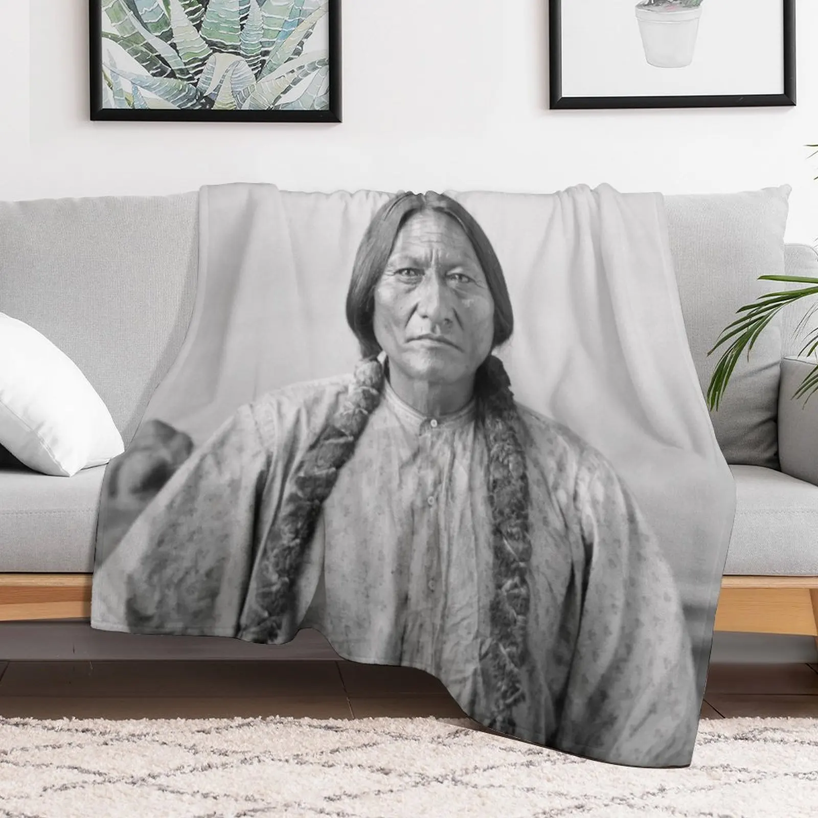 يجلس الثور Hunkpapa لاكوتا زعيم يقف روك الولايات المتحدة الأمريكية صورة السكان الأصليين أبيض وأسود HD عالية رمي بطانية