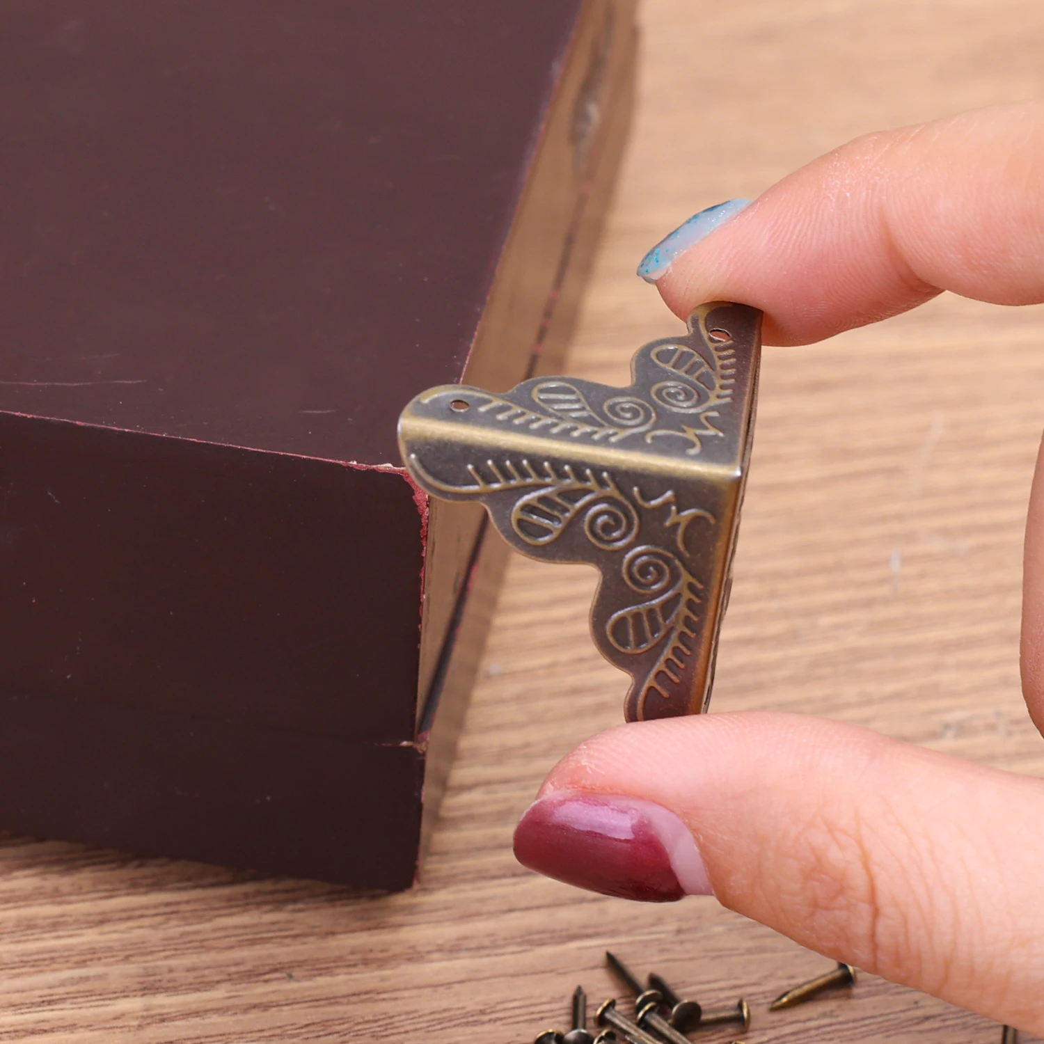 새겨진 나무 상자 코너 보호대 금속 가장자리 코너 가드 커버 나사 나무 케이스 가구 드레서 테이블 장식