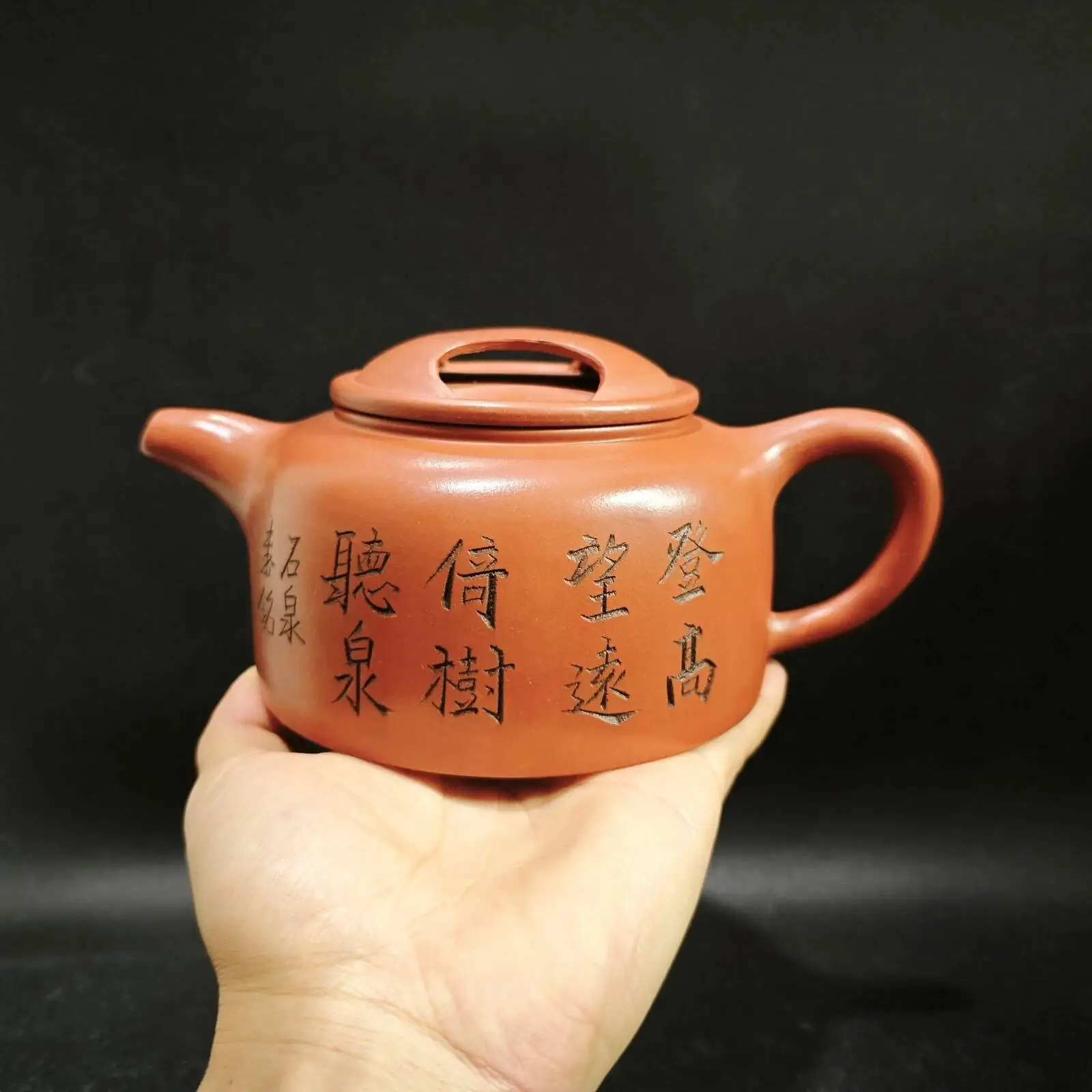 

Chinese Yixing Zisha Clay Handmade Exquisite Gu Jingzhou Fishing Platform State Guest House Product Name: Cow-Horn Teapot