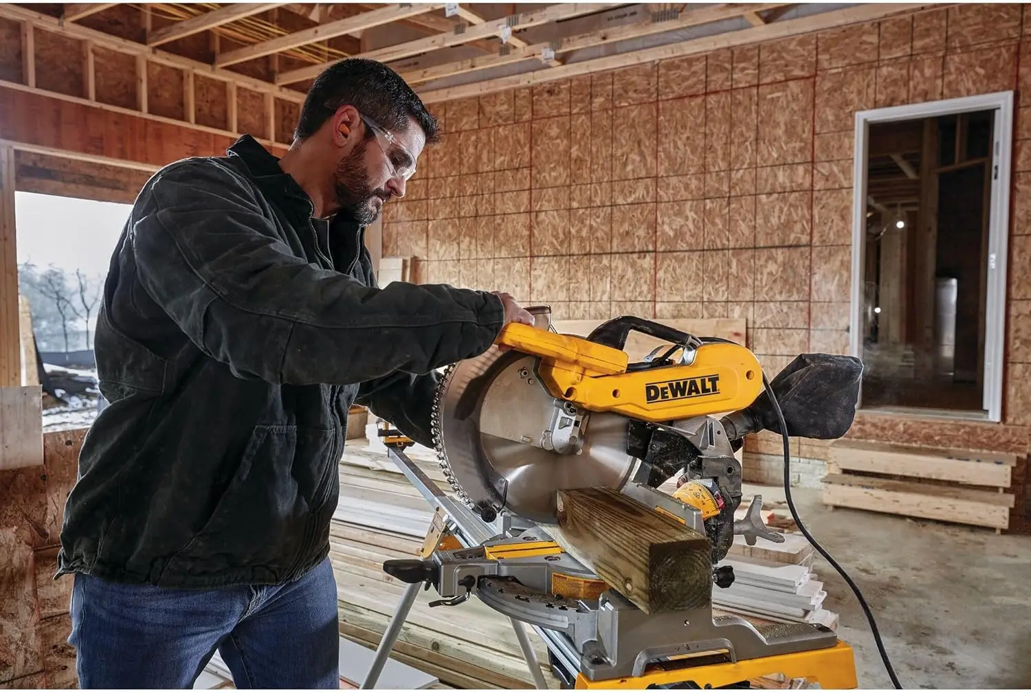 Serra de esquadria DEWALT, chanfro duplo, composto, 12 polegadas, 15 Amp (DWS716)