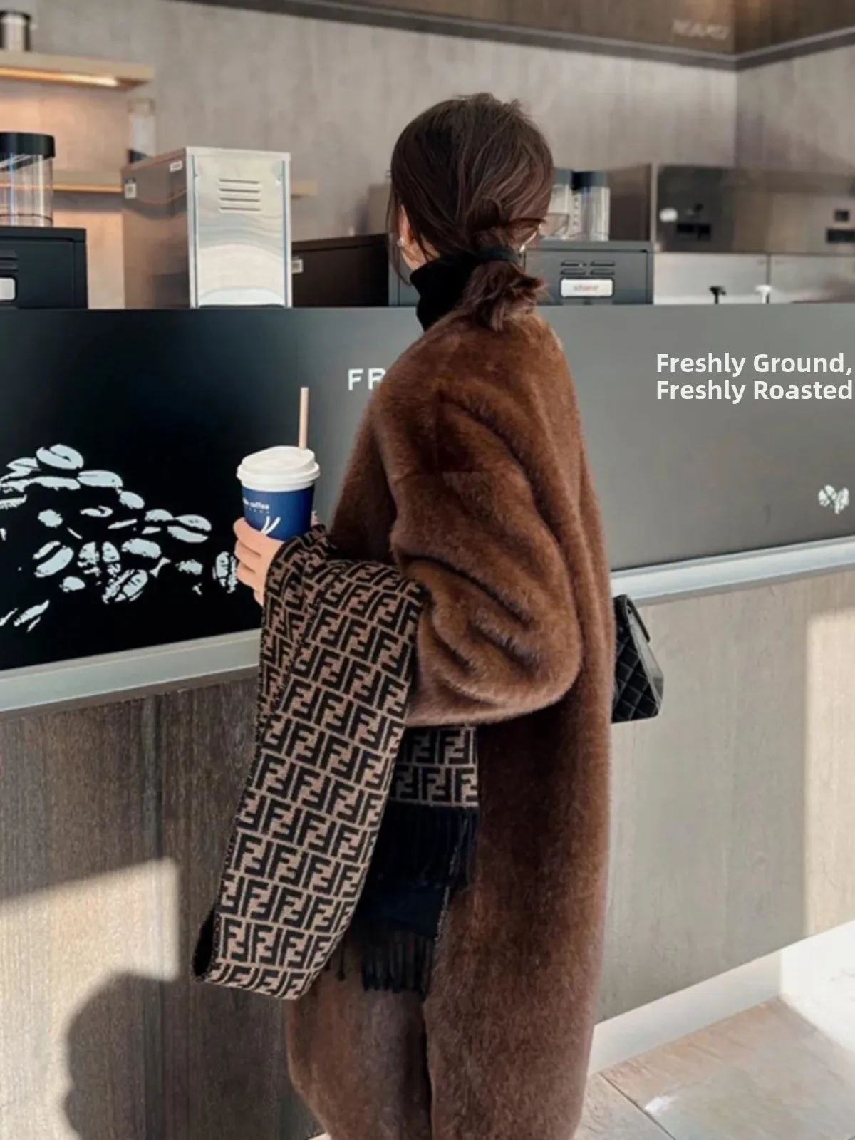 เสื้อโค้ทขนสัตว์ผู้หญิง สำหรับฤดูหนาว อุ่นสบาย ขนเทียม ทรงยาว หลวม สไตล์เกาหลี แขนยาว คอวี  แบบผ่าข้าง