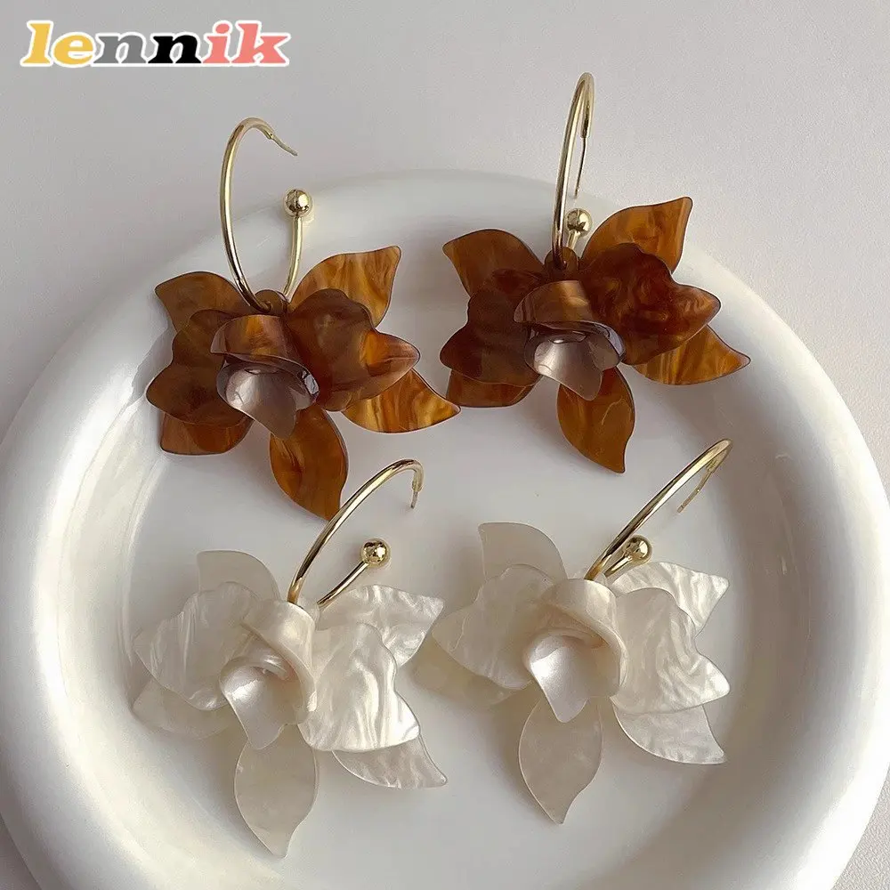 LENNIK Cloud Mist Gardenia White Coffee Französische Retro-Acryl-Blumenohrringe, luxuriöse Premium-Nische, elegant, perfektes Geschenk