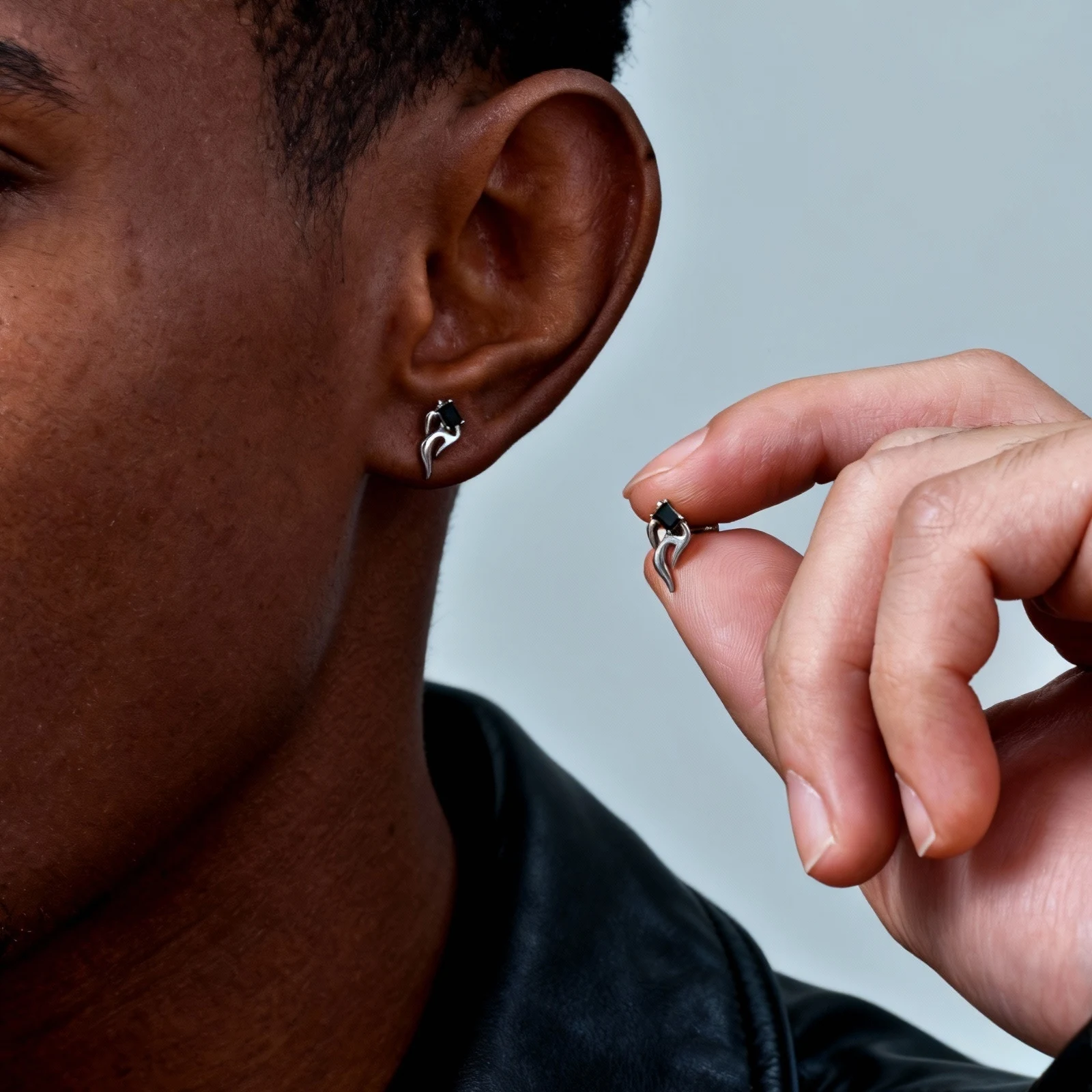 Vintage-Flammen-Ohrstecker für Herren, trendige schwarze, hypoallergene Edelstahl-Ohrringe mit kubischem Zirkonia, Punk-Hip-Hop-Schmuck – Detail 3