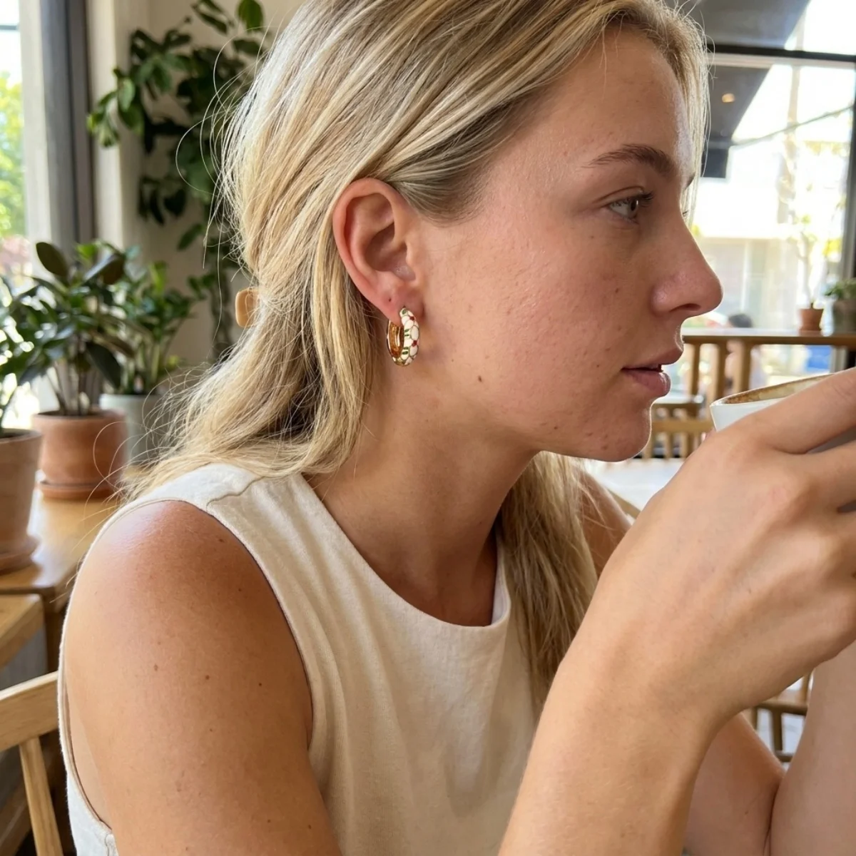Süße bunte Emaille-Gänseblümchen-Ohrstecker für Damen und Herren, elegante geometrische Creolen mit Gittermuster, Schmuck – Detail 24