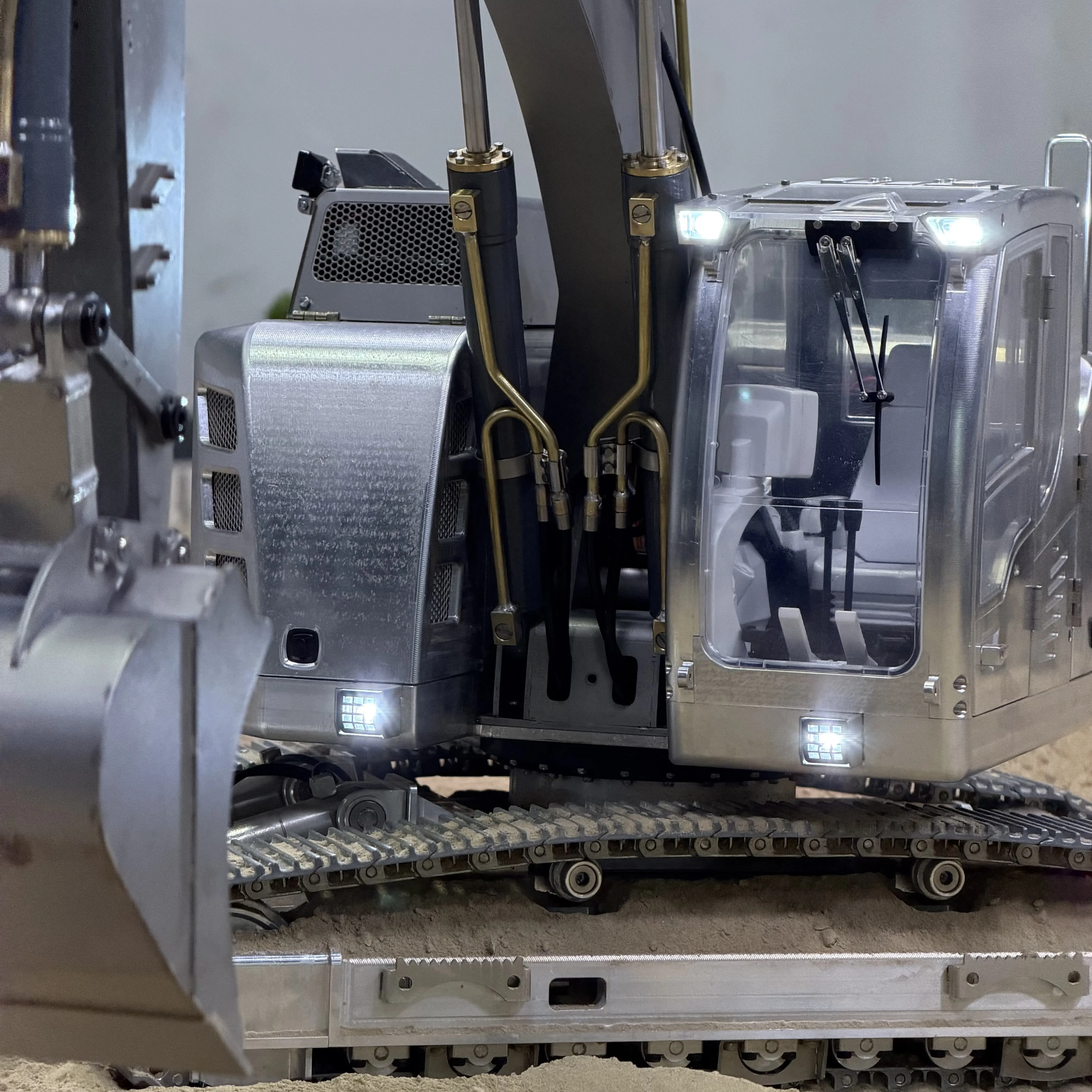 RC-Hydraulikbagger 926 RTR 1/14 Metallfernbedienungsbagger mit 4-Wege-Umkehrventil Sound Light System Modell für Erwachsene