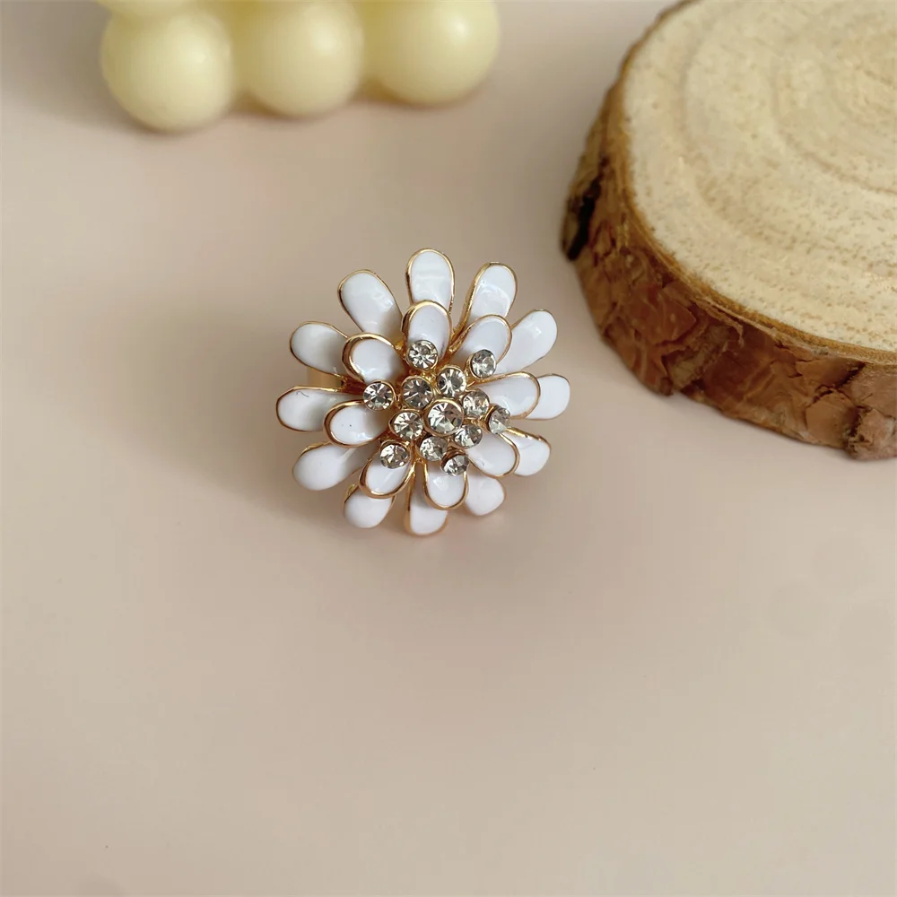 رائعة الأبيض نازف النفط ديزي تشيكوسلوفاكيا زهرة المفتوحة خواتم للمرأة الأزياء الفاخرة المعادن قابل للتعديل حلقة امرأة مجوهرات اكسسوارات