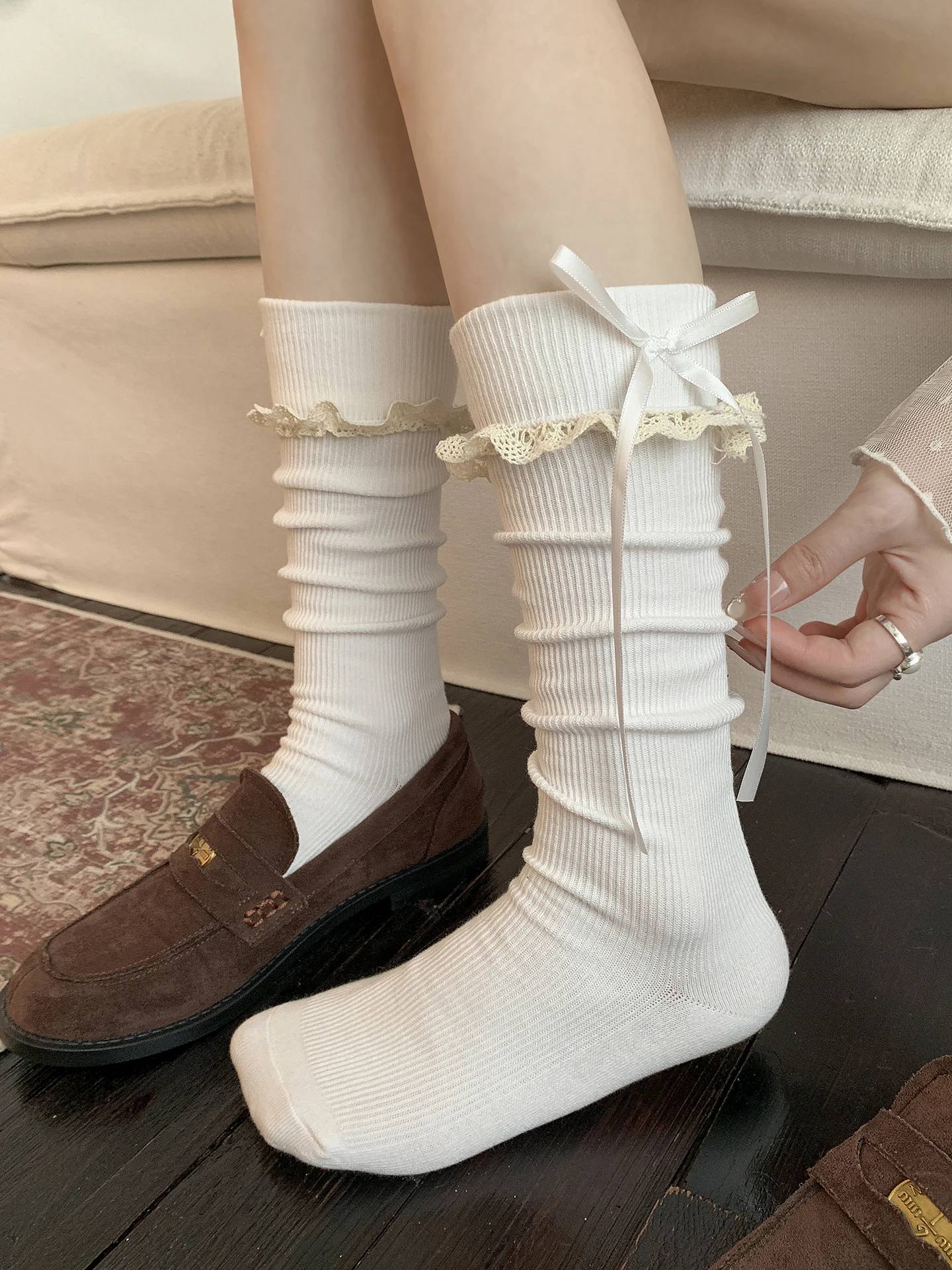 meias-de-cano-alto-femininas-estilo-bailarina-com-laco-branco-meias-de-outono-miu-que-combinam-com-sapatos-de-couro-pequenos-meias-acima-do-joelho