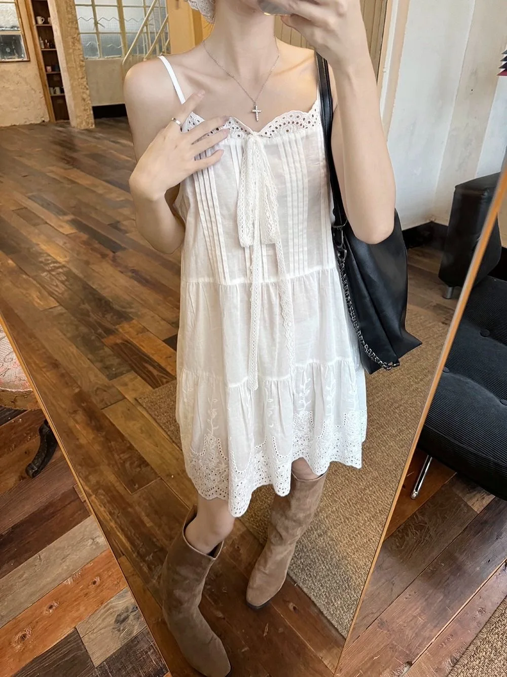 Robe d'été en dentelle blanche transparente pour femmes, Mini robe courte sans manches avec nœud papillon sur le devant, jolie robe coréenne superposée une pièce