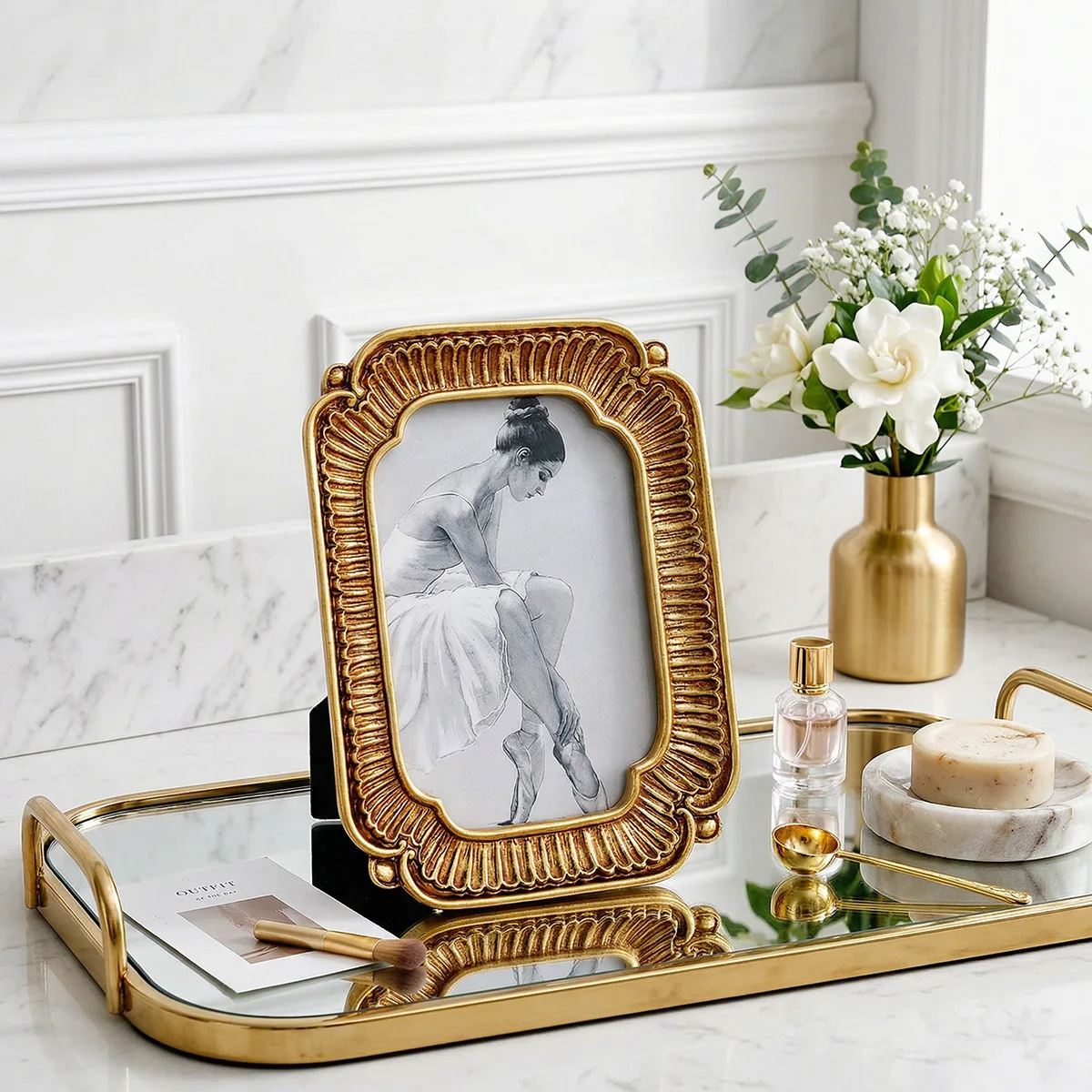 European-style gold shell-pattern decorative photo frame for home living room decoration, suitable for both horizontal and