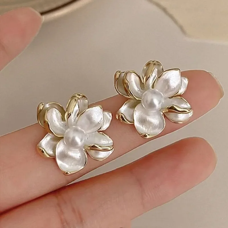 Metal Pearl Flower Clip Earrings for Women Fashion Simple Elegant Cream White Flower Clip on Earrings Without Piercing Wholesale