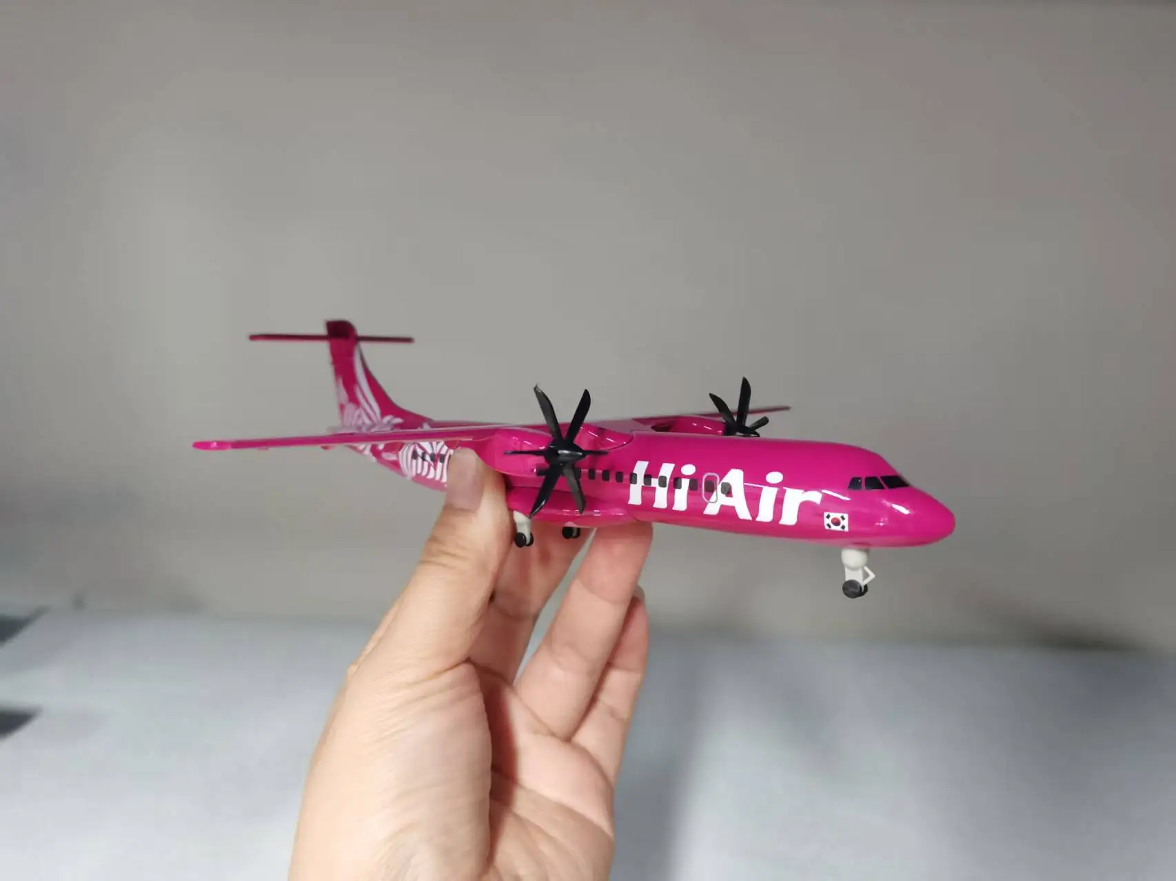 طائرة لعبة معدنية مقياس 20 سم من شركة هاي إير الكورية طراز ATR مع عجلات وأجهزة هبوط قابلة للتحصيل كهدية