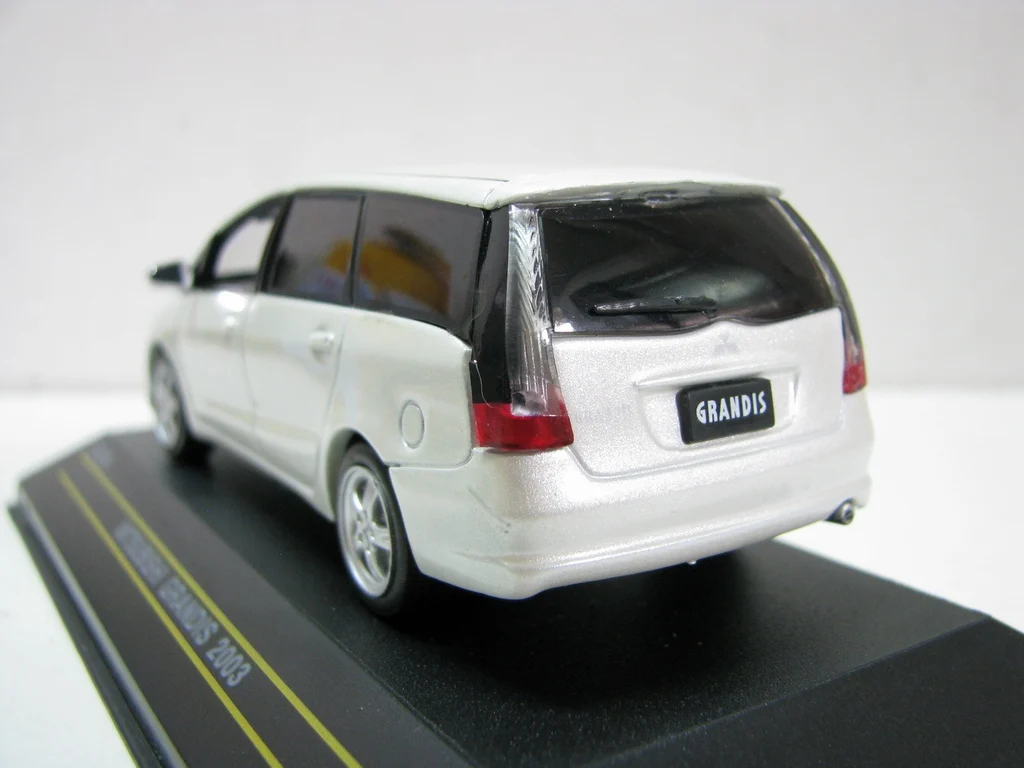 Flaws Diecast escala 1:43 primer MITSUBSHISHI GRANDIS 2003 coche de aleación defectuoso blanco modelo coleccionable juguete para regalo exhibición de recuerdo