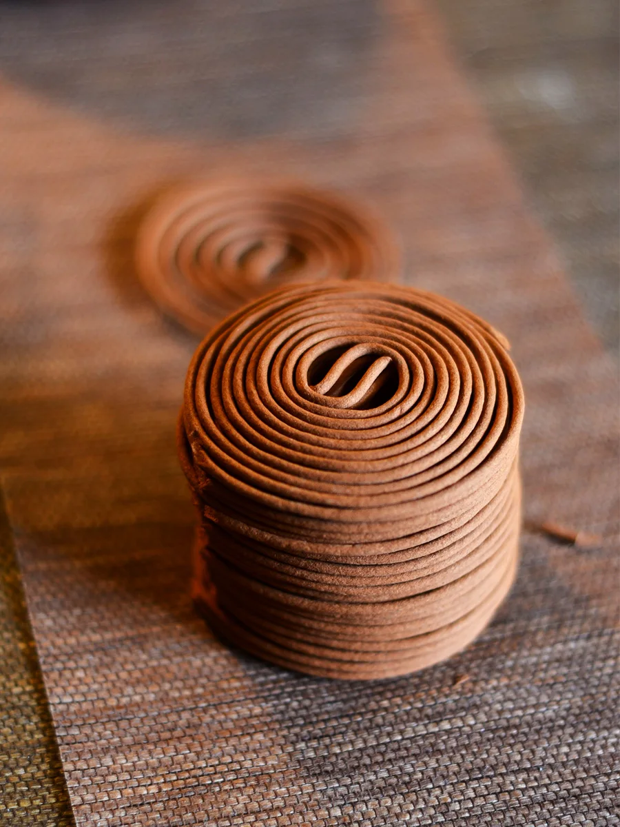 

Благовония ручной работы из сандалового дерева и бензоина, длительного горения, для дома, успокаивающие, в форме дисков, серия «Душа старой горы»