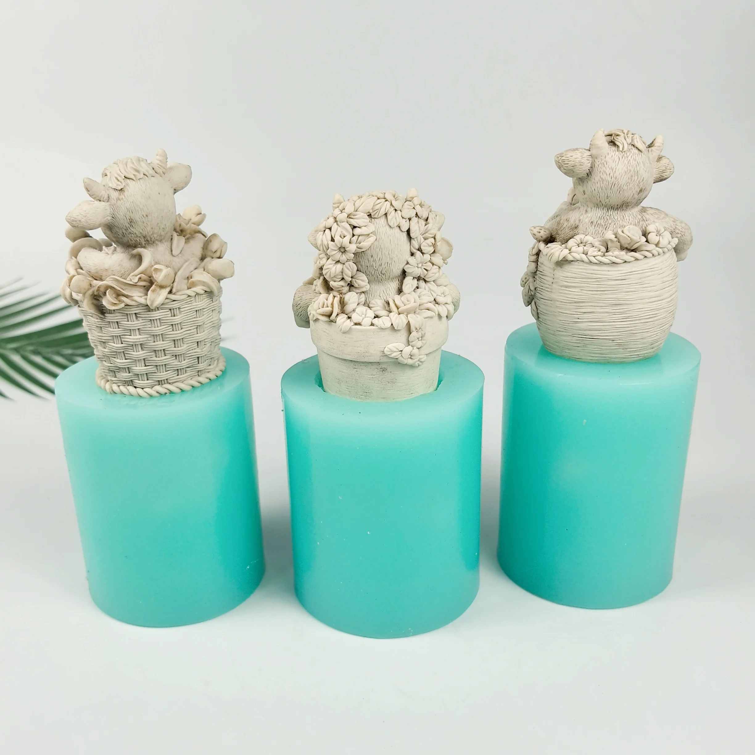 

Three Cows Candle Mold Cattle Animals Moulds Tulip, Daisy, Strawberry Flower Basket Soap Molds Silicone 3D Wedding Birthday