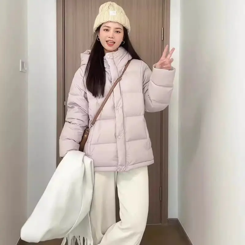 رشاقته قصيرة أسفل معطف المرأة سترات شتاء 2026New موضة الدافئة القطن وسادة مبطنة الإناث مقنعين أبلى مزاجه ملابس خارجية