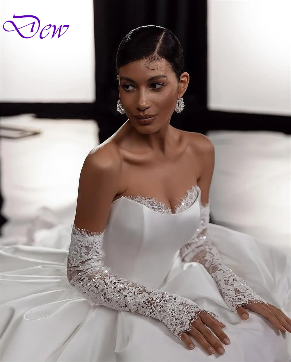 ชุดแต่งงานผ้าซาตินสีขาวแบบสั่งตัด ดีไซน์หรูหรา คอวี แขนกุด สไตล์โบฮีเมียน ทรงเอไลน์ พร้อมชายกระโปรงยาวแบบชาเปล