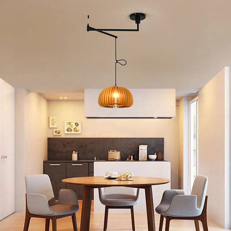 ثريا بذراع هزازة قابلة للاستبدال في مطعم عتيق من الخشب الصلب بطيف كامل