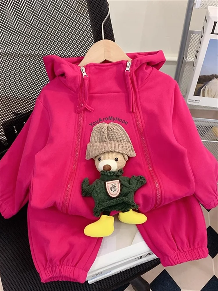 

Новый модный повседневный комплект из двух предметов для девочек: кепка, жакет и брюки, коллекция 2025 года, детский костюм