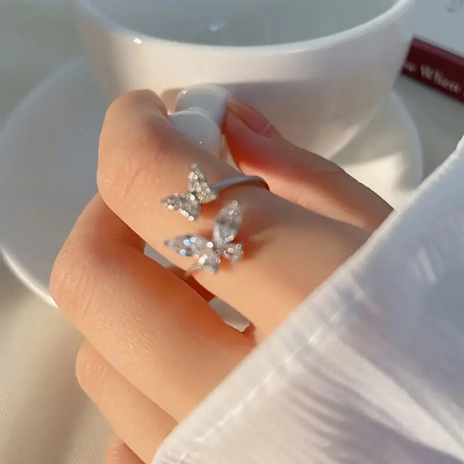 Anillo de mariposa de moda con circonita cúbica brillante: diseño abierto ajustable, adecuado para uso informal y ocasiones especiales