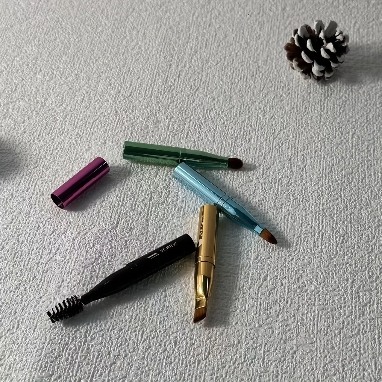 4 IN 1 多機能メイクブラシセット メイクアップガジェット 取り外し可能なリップアイシャドウブラシ スポンジアイシャドウブラシ 家庭旅行用