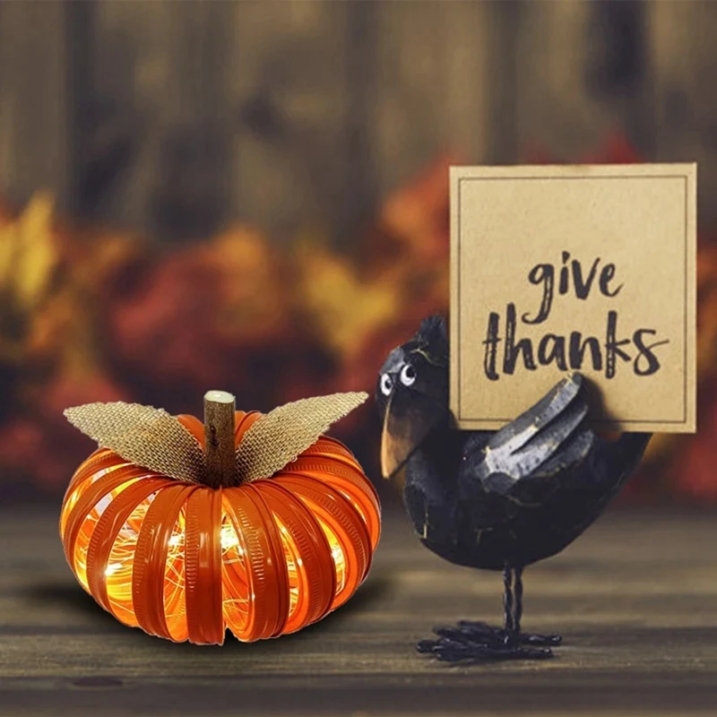 Женское украшение в виде светящейся тыквы на Хэллоуин