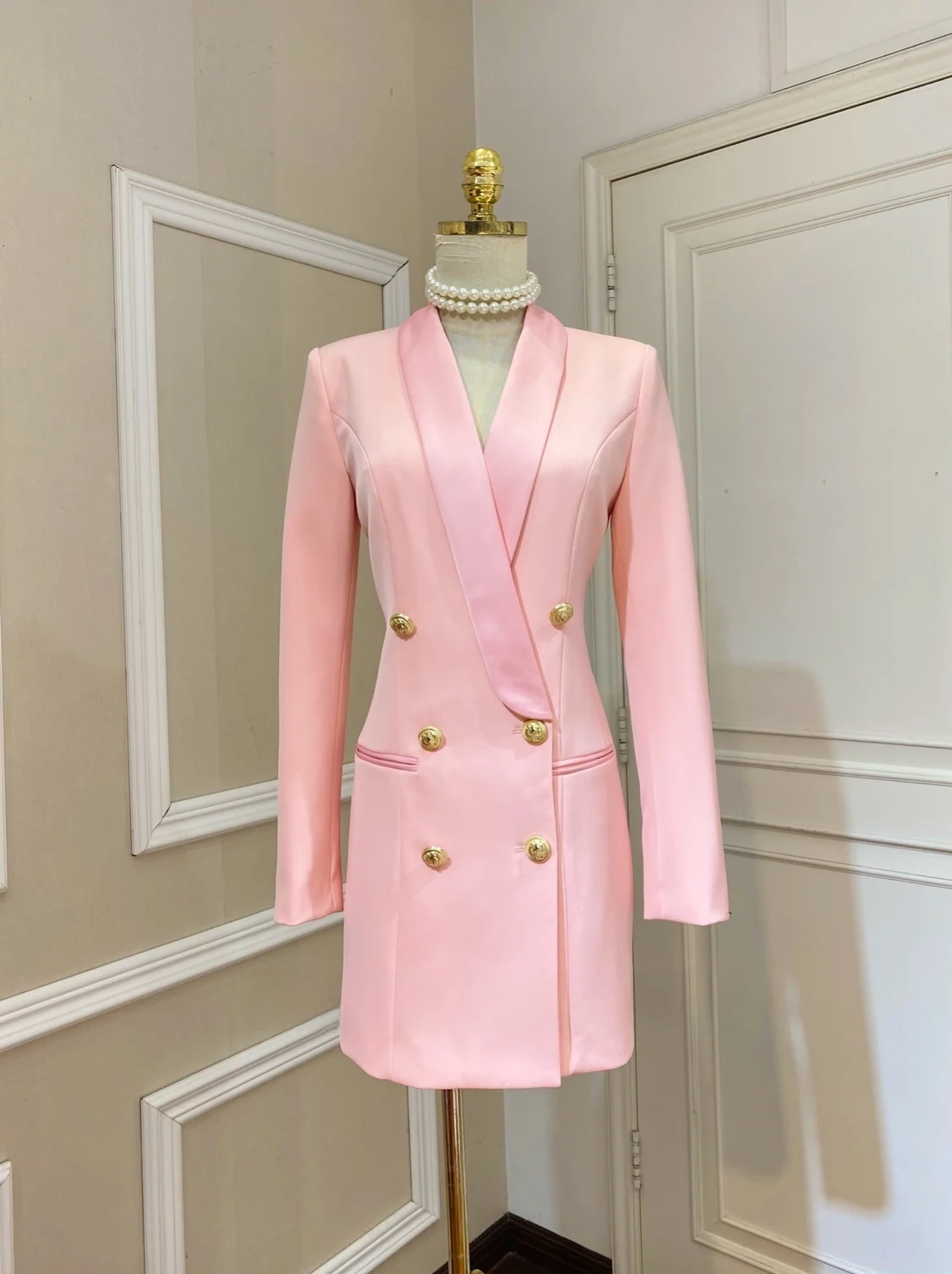 Haut de gamme Satin revers Patchwork métal Double rangée bouton coupe ajustée Midi Dr costume jupe Dr Elely conçu printemps Faion