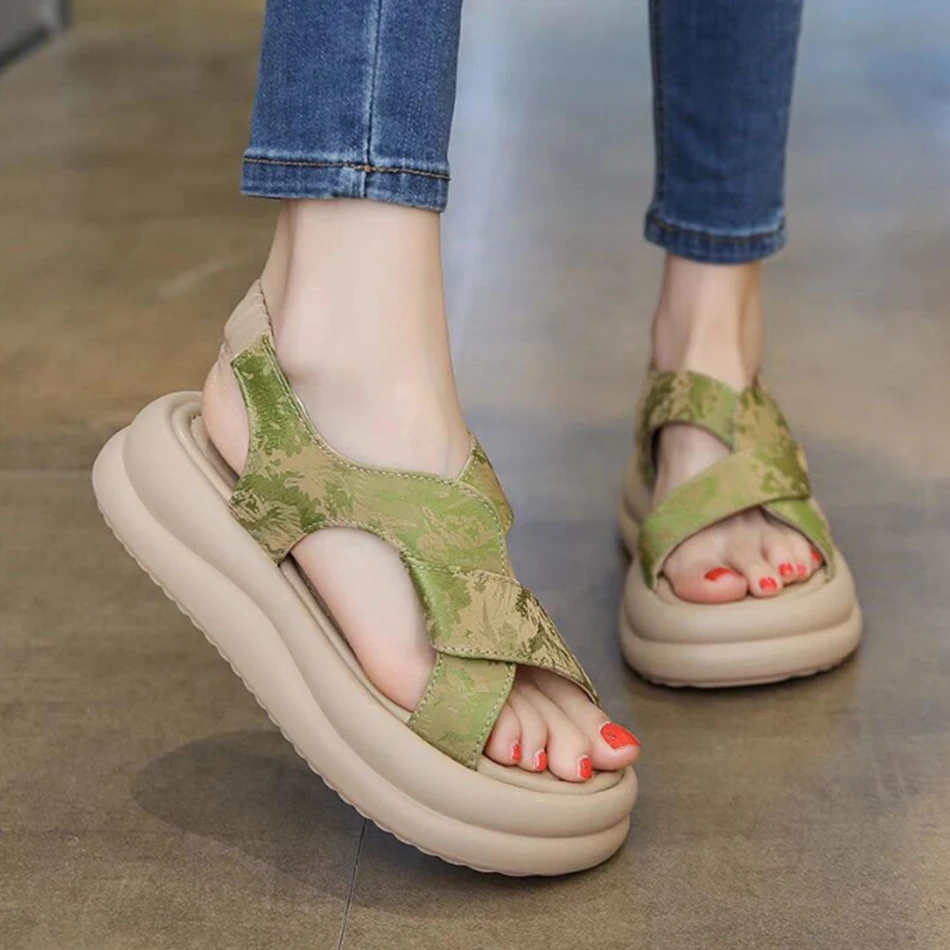 Summer outerwear sandals, women's shoes, 2025 new high-end soft-soled casual thick-soled sports beach shoes