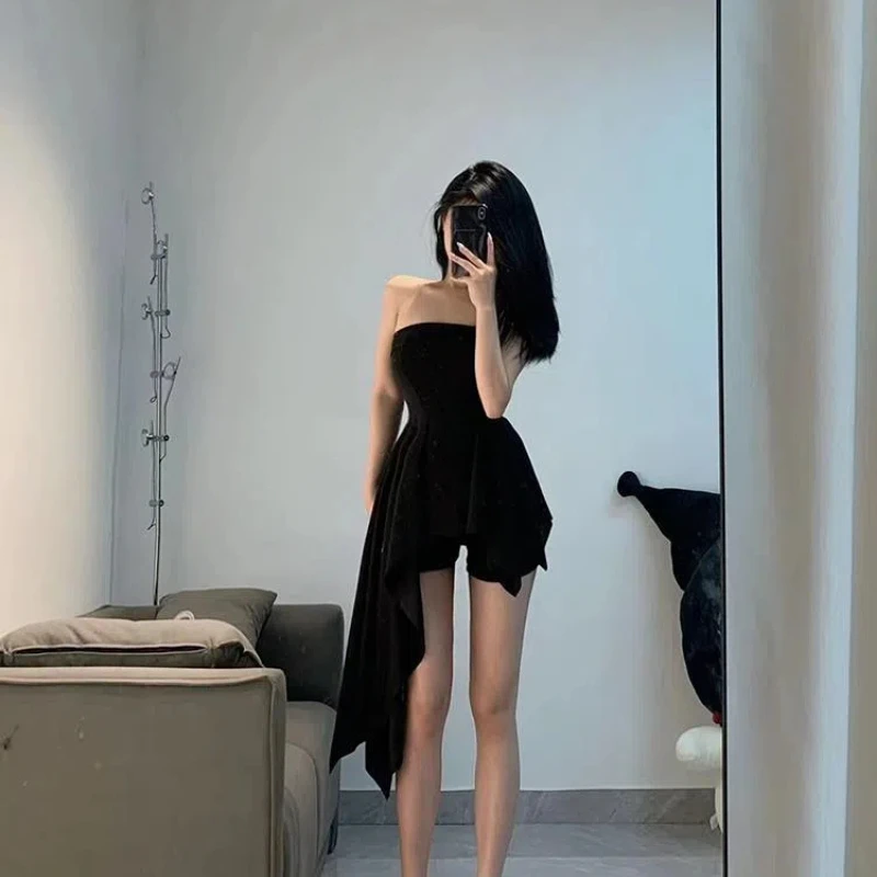 

Sweet and Cool Girl with Irregular Waistband Tight Dress in Summer Black Backless Waistband Makes Her Look Slimming