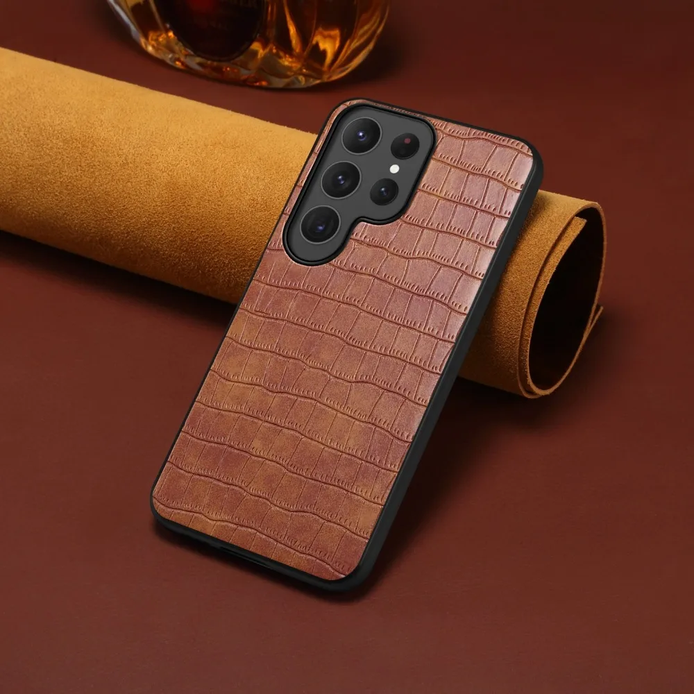 أنيقة وحشية: حافظة جلدية من جلد التمساح الصناعي مع إطار أسود غير لامع لهاتف Samsung S25 Ultra وS24 وS23 Ultra.