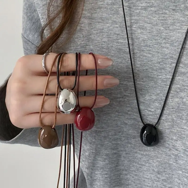 Vintage-Halskette mit ovalem Metall-Anhänger für Frauen, schlichtes schwarzes Seil, lange verstellbare Pullover-Kette, Schmuck, Accessoires, Geschenke