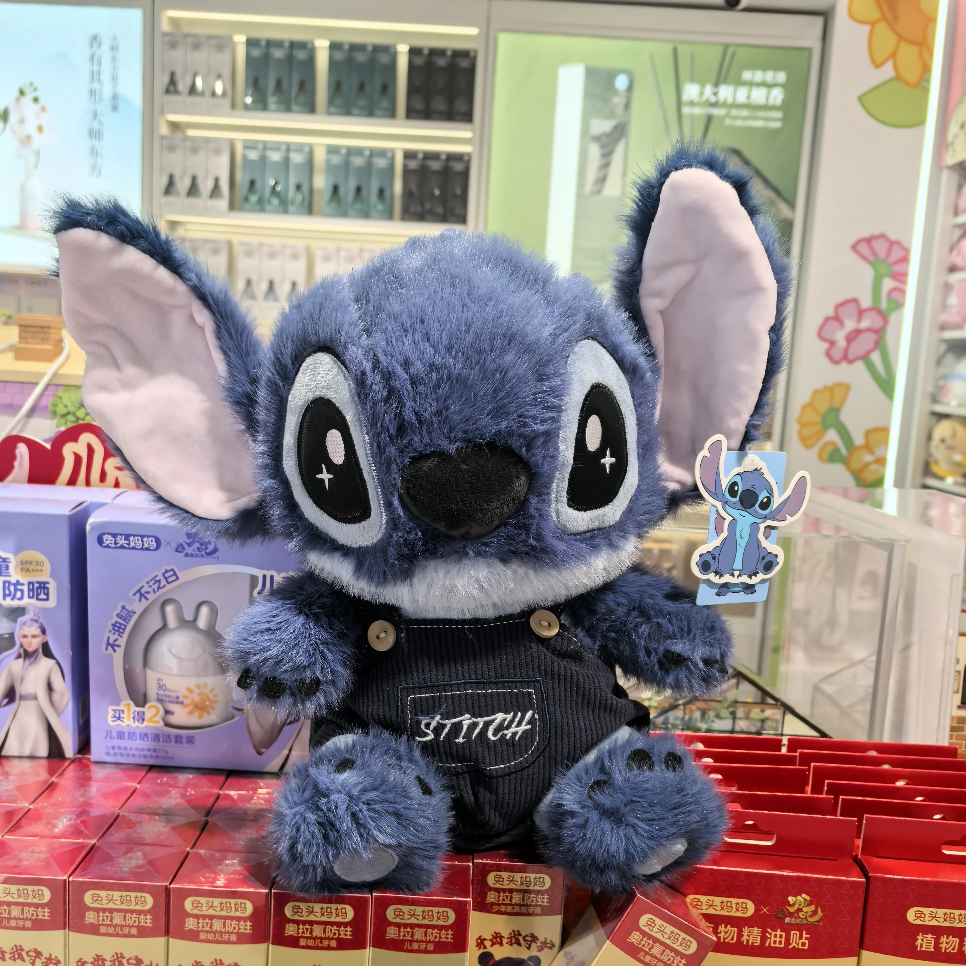 Brinquedo de pelúcia MINISO Disney Stitch (vestindo um moletom preto) - Boneca de pelúcia Lilo & Stitch, um presente de aniversário infantil perfeito