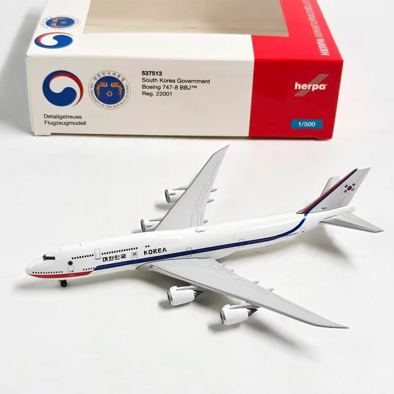

Модель самолета Boeing 747-8 BBJ 537513 из литого металла в масштабе 1:500 для коллекций и демонстрации.