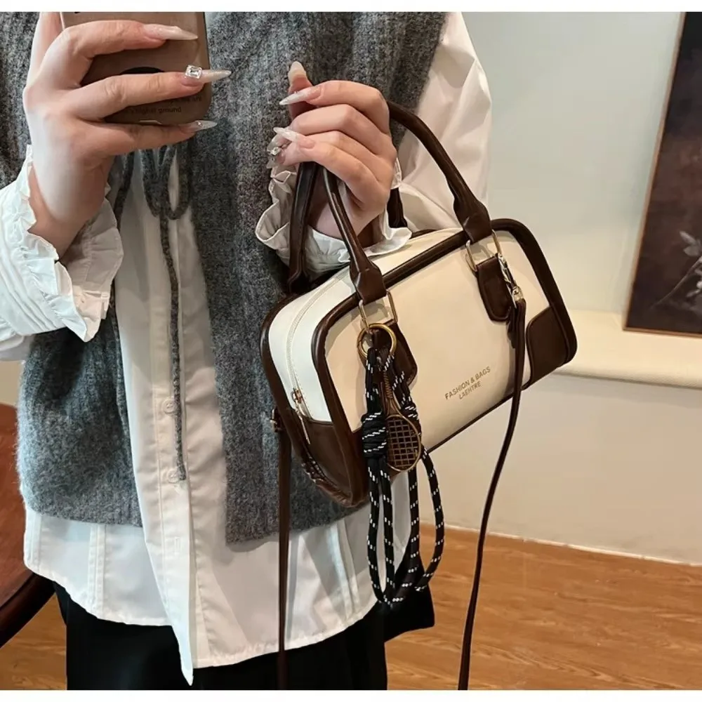 Niedliche Retro Mini Boston Tasche aus PU-Leder, quadratische Form, kleine quadratische Tasche mit Schultergurt, lässige modische Umhängetasche für Damen – Detail 7