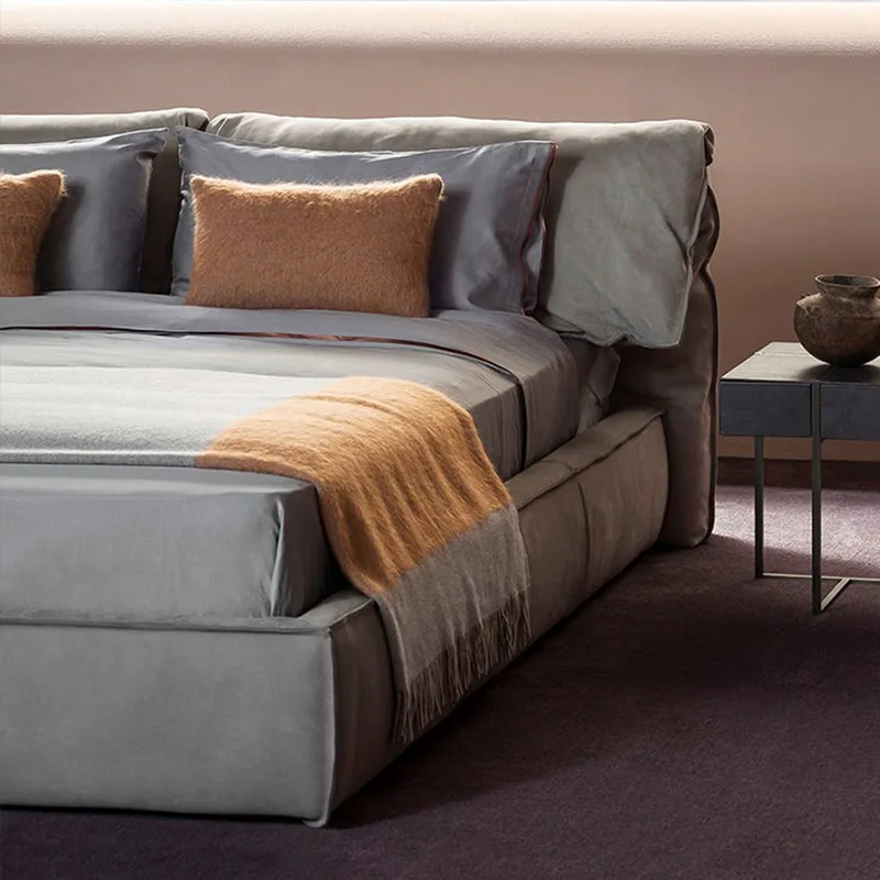 Minimalistisches Lederbett, Hauptschlafzimmer, gepolsterte Doppelvilla, mattierter Daunenstoff